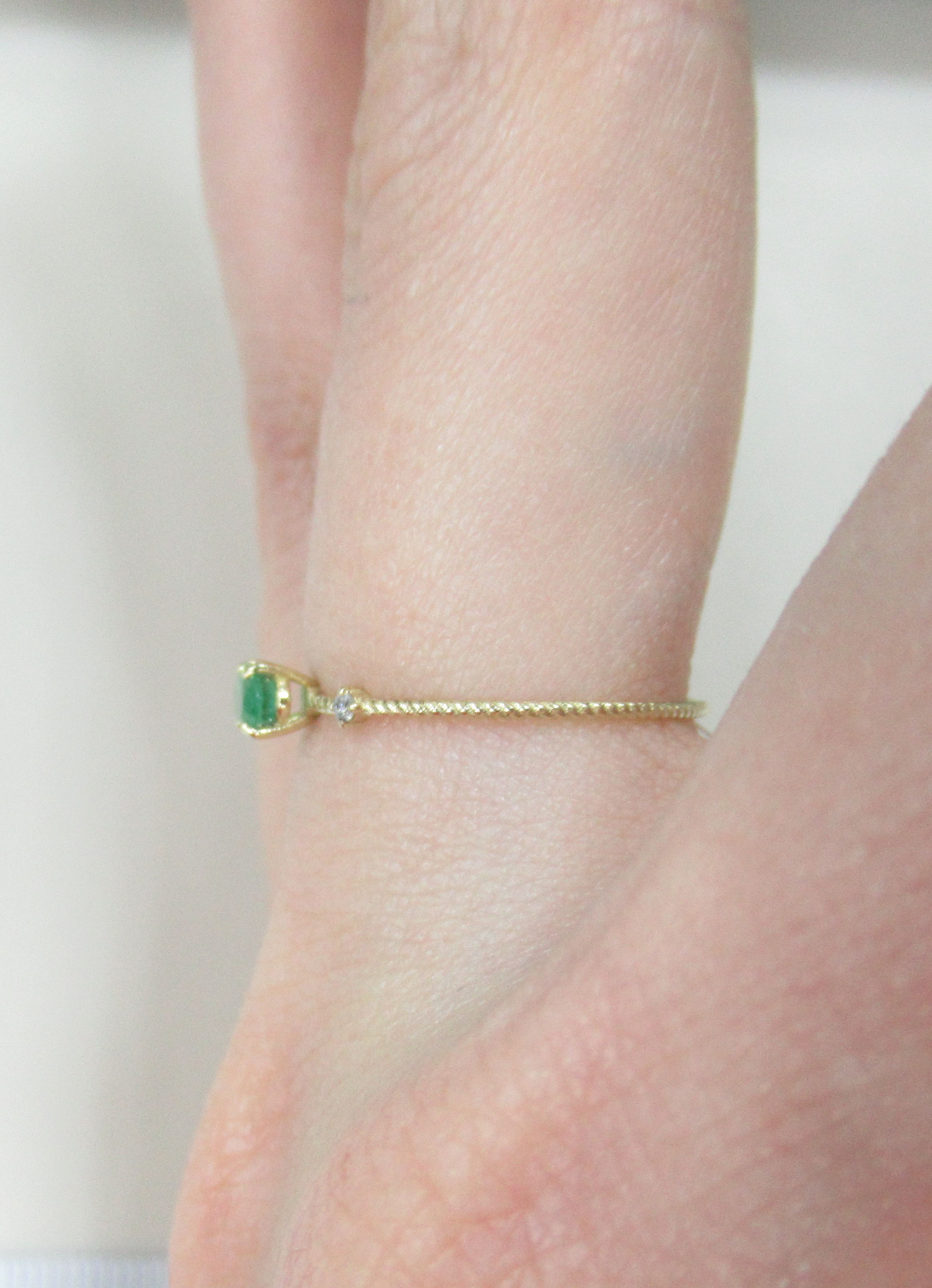 Кольцо из желтого золота с изумрудом